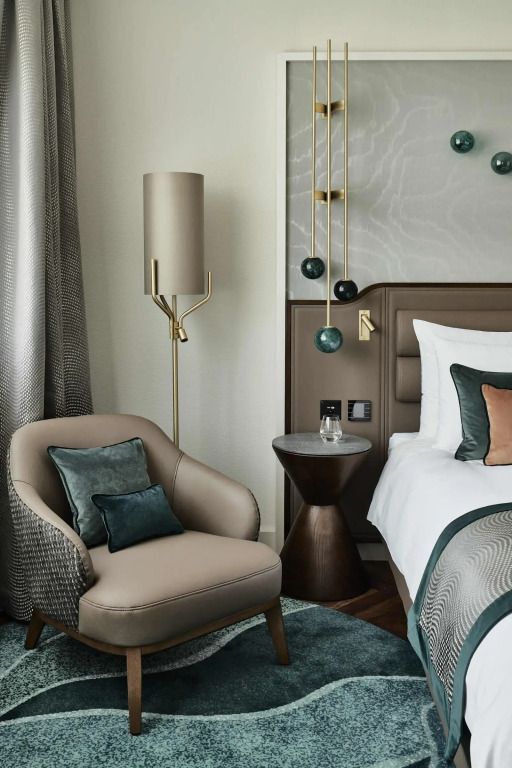 Gemütlicher Sitzbereich in der Grand Deluxe Suite mit stilvollen Kissen und Lampe