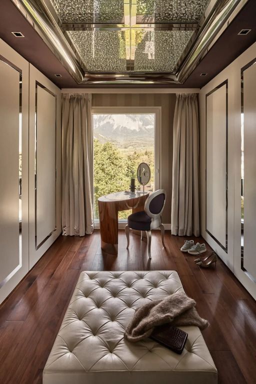 Ankleidebereich mit Blick auf die Berge im Grand Resort Bad Ragaz