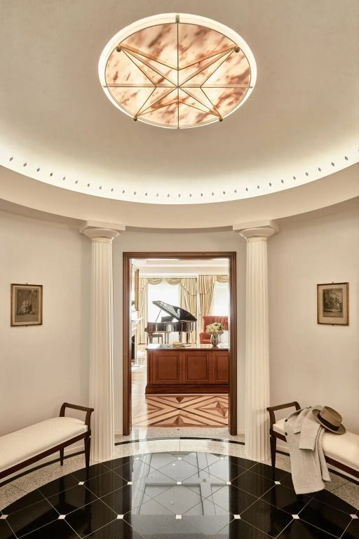 Eleganter Eingangsbereich einer Suite mit Rundbogendesign
