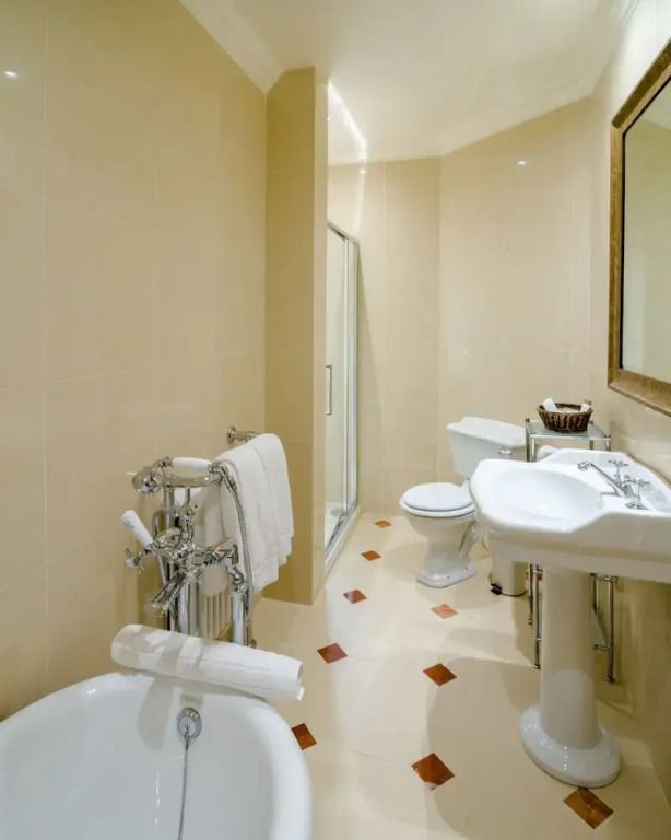 Modernes Badezimmer mit Dusche, Waschbecken und Handtuchhalter