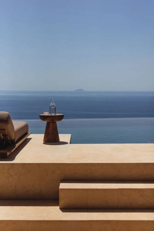 Mediterrane Terrasse mit Blick auf das endlose Meer