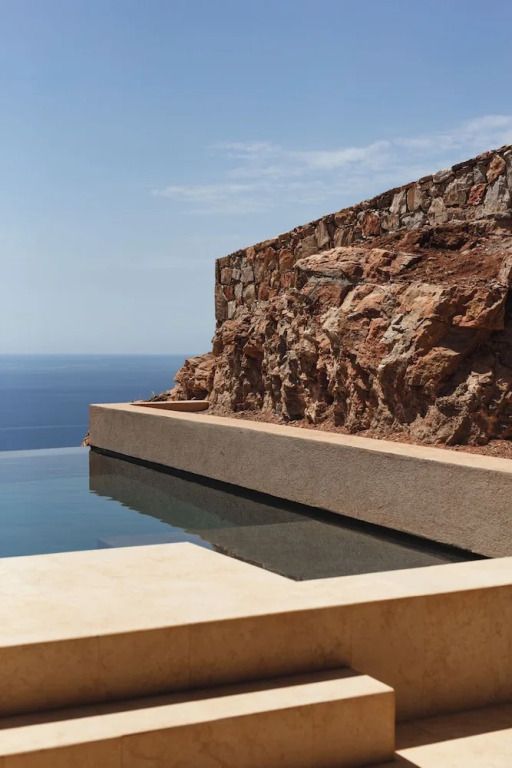 Privater Pool mit Blick auf felsige Landschaft und Meer