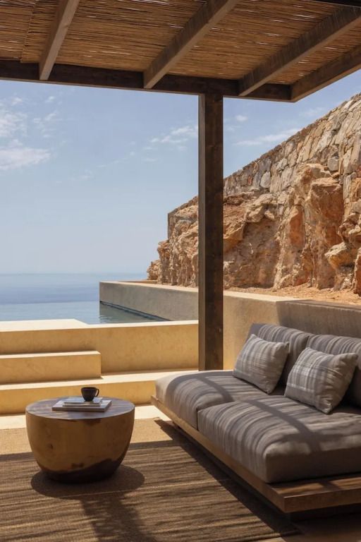 Gemütliche Terrasse mit Couch und Meerblick
