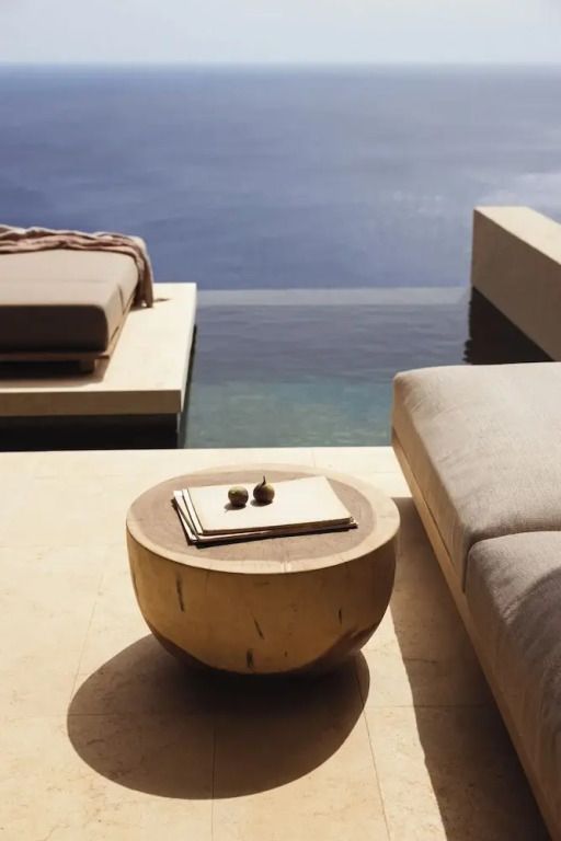 Sitzbereich mit Blick auf das Meer und einen Privatpool im Gundari Hotel.