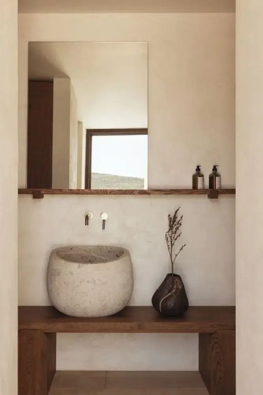 Elegantes Badezimmer mit moderner Einrichtung im Gundari Hotel.