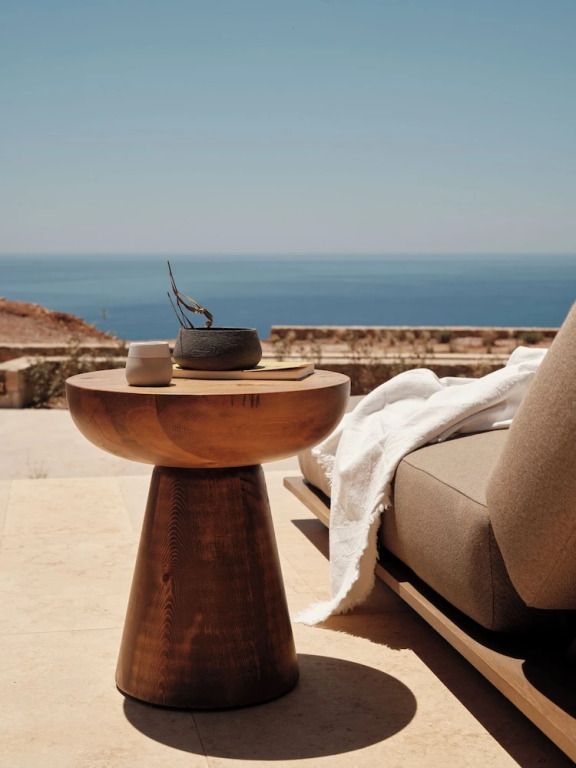 Eleganter Terrassentisch mit atemberaubendem Meerblick