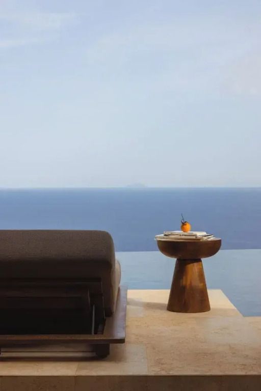 Privater Balkon mit eleganten Möbeln und unverbautem Blick aufs ruhige Meer