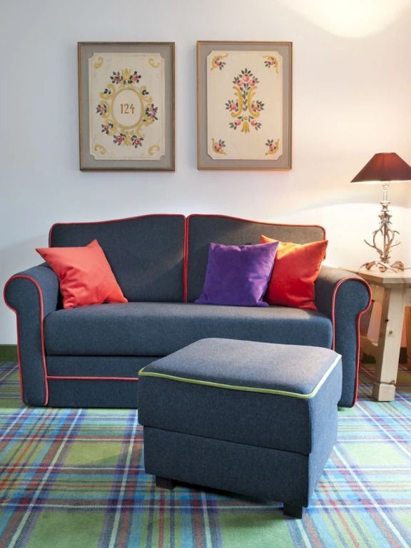 Gemütlicher Wohnbereich mit Sofa und farbenfrohen Kissen im klassischen Design