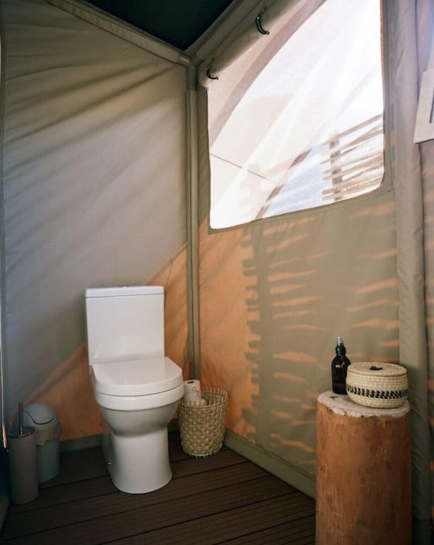 Toilette mit natürlichen Lichtmustern im Luxus-Zelt des Hoanib Valley Camps