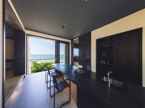 Geräumiges Zimmer mit Panoramablick auf das Meer und eleganter Einrichtung