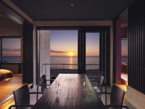 Essbereich mit direktem Blick auf den Sonnenuntergang über dem Meer