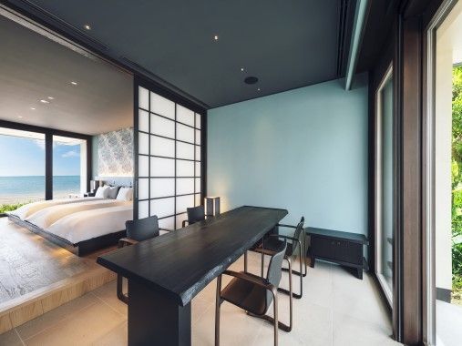 Modernes Esszimmer in der Suite mit Blick auf das Meer durch große Fenster.