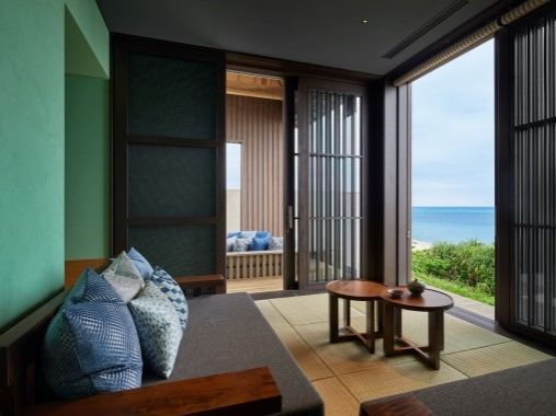 Wohnraum mit Meerblick und offenem Zugang zur Terrasse