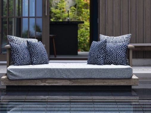 Terrassenbereich mit gemütlicher Sitzecke und Kissen
