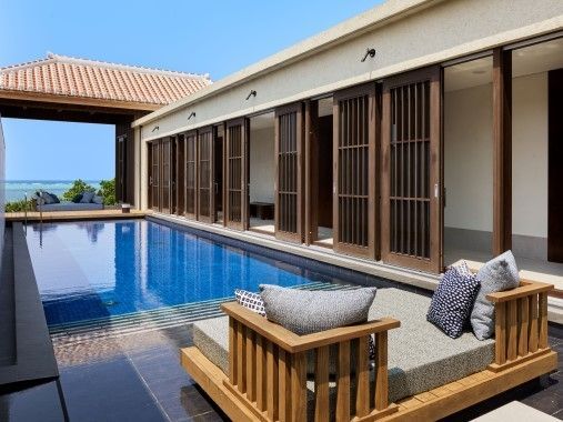 Privater Poolbereich mit gemütlichen Sitzgelegenheiten