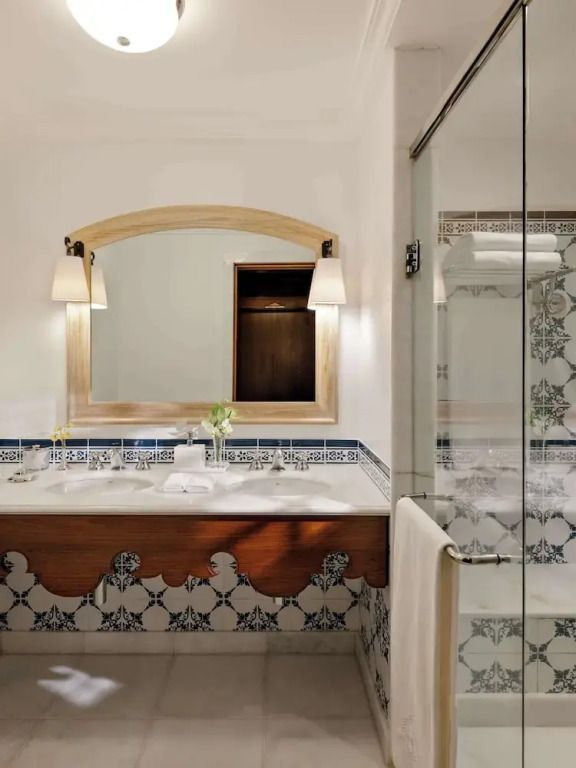 Luxuriöses Badezimmer mit eleganten Fliesen und großem Spiegel