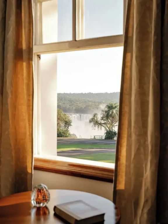 Atemberaubender Blick aus dem Fenster auf Wasserfall und Landschaft