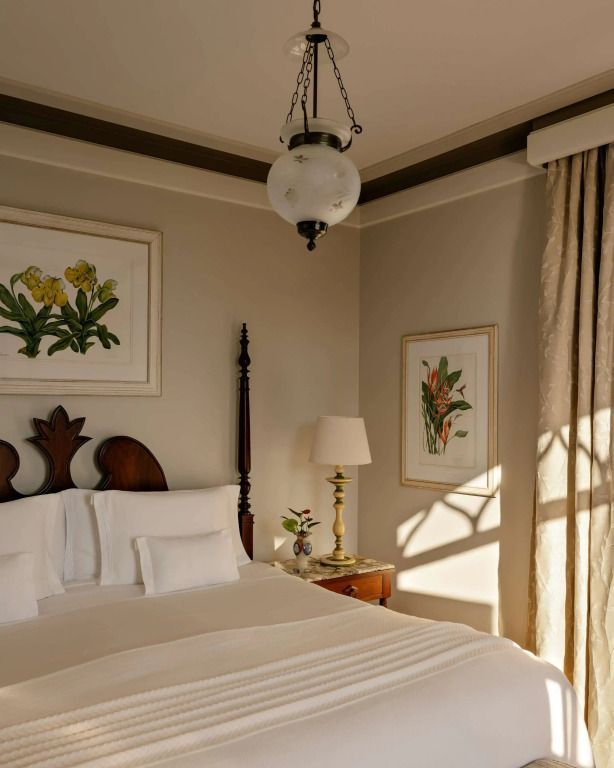 Elegantes Schlafzimmer mit dekorativem Baldachin-Bett und natürlichem Licht.
