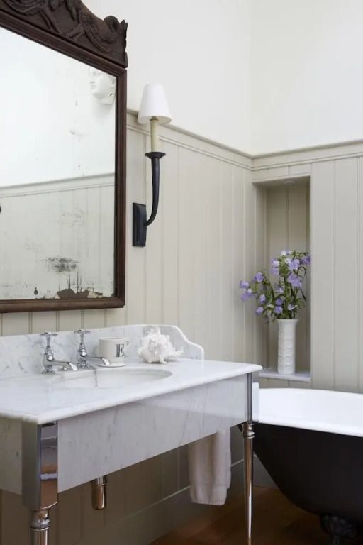 Elegantes Badezimmer mit Marmorspüle und dekorativem Spiegel