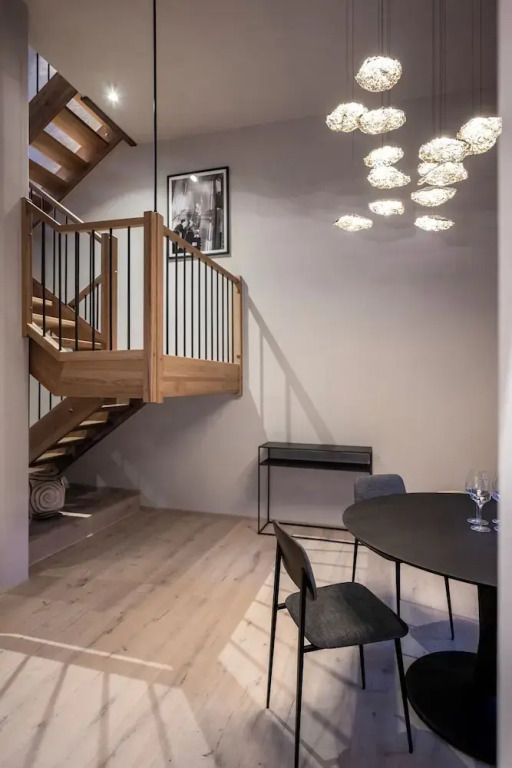 Holztreppe im Apartment mit dekorativer Beleuchtung