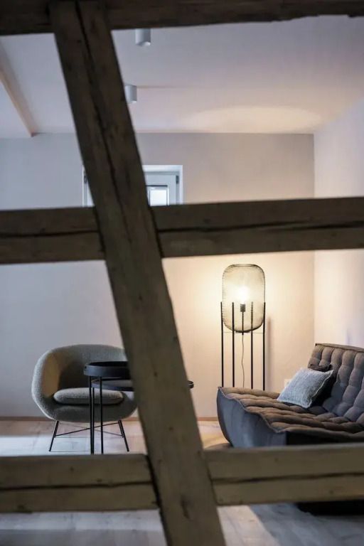 Gemütliche Sitzecke mit Designerlampen und Holzdetail in der Superior Suite
