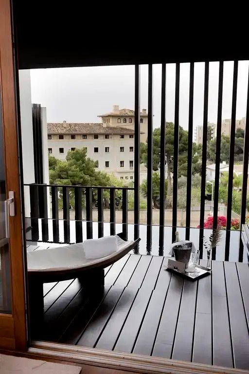 Balkon mit Blick auf die umliegenden Gebäude und Natur im Hospes Maricel