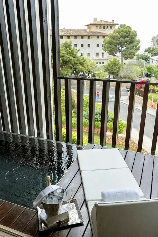 Balkon mit Ausblick auf umliegende Natur und modernen Akzenten