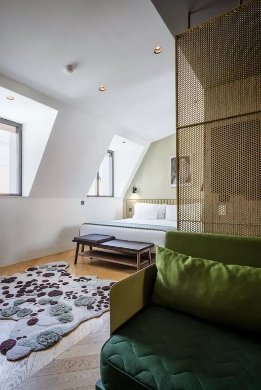 Junior-Suite mit gemütlicher Sitzecke und Dachfenstern