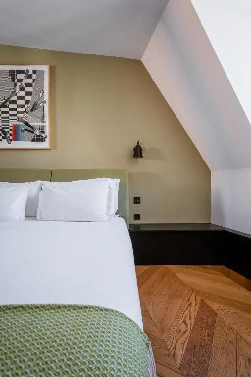 Modernes Zimmerdesign mit Designer-Lampe und Kunstwerk
