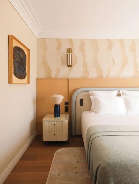 Elegantes Premium Zimmer mit kunstvoller Wandgestaltung und komfortablem Bett