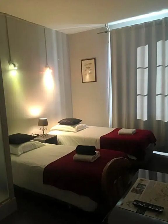 Zweibettzimmer mit zwei Einzelbetten und einladender Beleuchtung