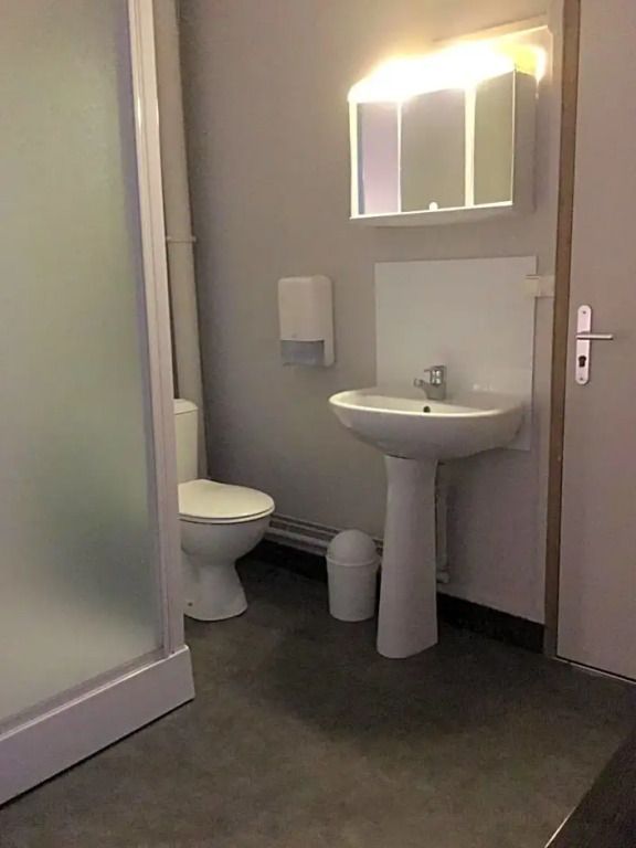 Modernes Badezimmer mit Waschbecken und Dusche im Hotelzimmer