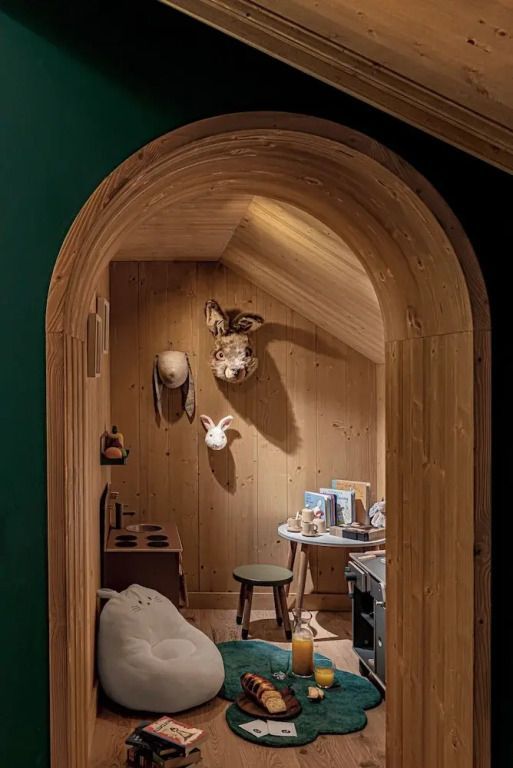 Gemütliche Ecke mit Holzwänden und Tiermasken-Dekoration im Chalet