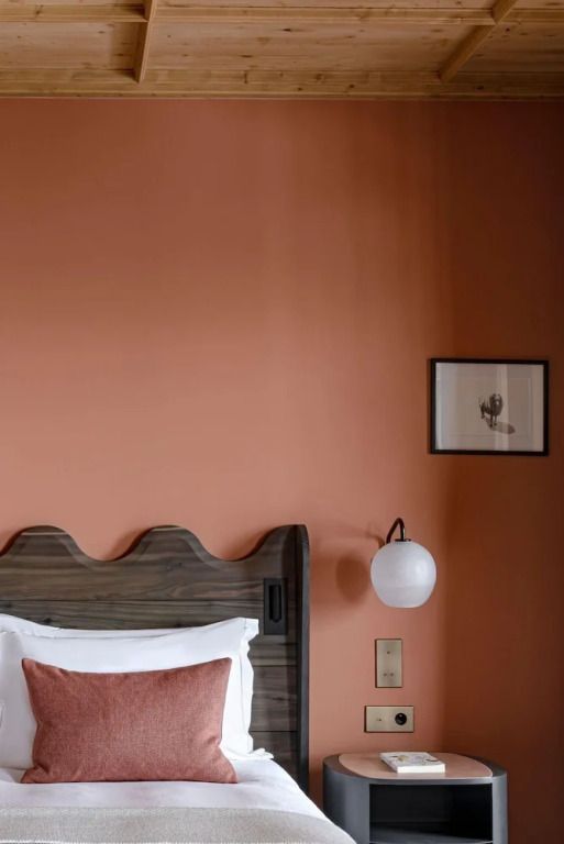 Detailansicht des Kopfteils eines Bettes mit warmen Farbtönen im Prestige Zimmer