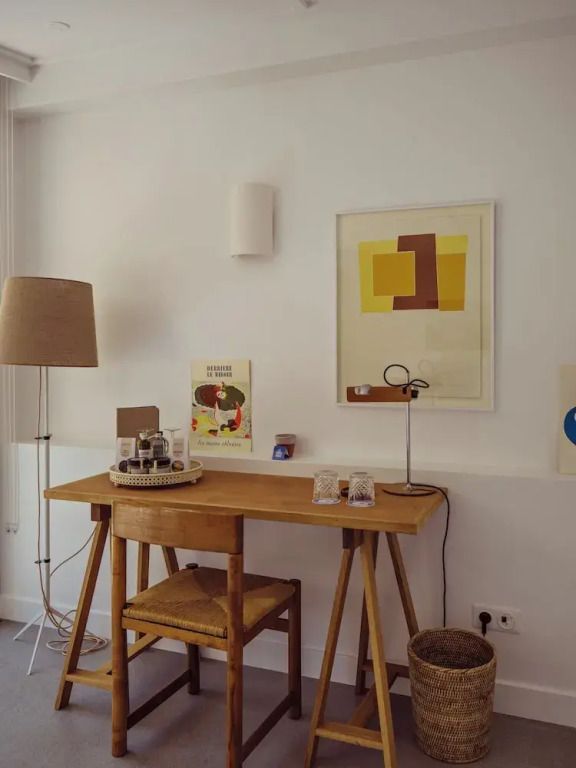 Schreibtisch mit moderner Lampe und dekorativen Elementen in einem stilvollen Hotelzimmer