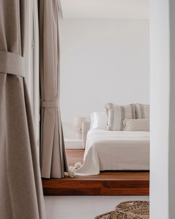 Schlafzimmer mit edlen Stoffen und gemütlicher Atmosphäre