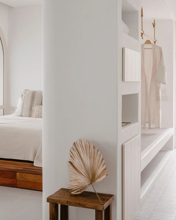 Moderne Suite mit stilvollen Details und hellen Farben