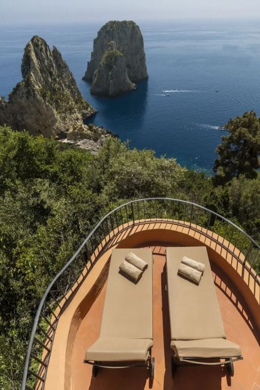 Privater Balkon mit zwei Liegestühlen und spektakulärem Meerblick