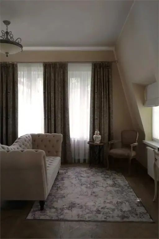 Wohnbereich der Avignon Suite mit Sofa und dekorativem Teppich