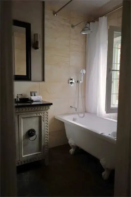 Badezimmer der Avignon Suite mit freistehender Badewanne und edlem Waschtisch
