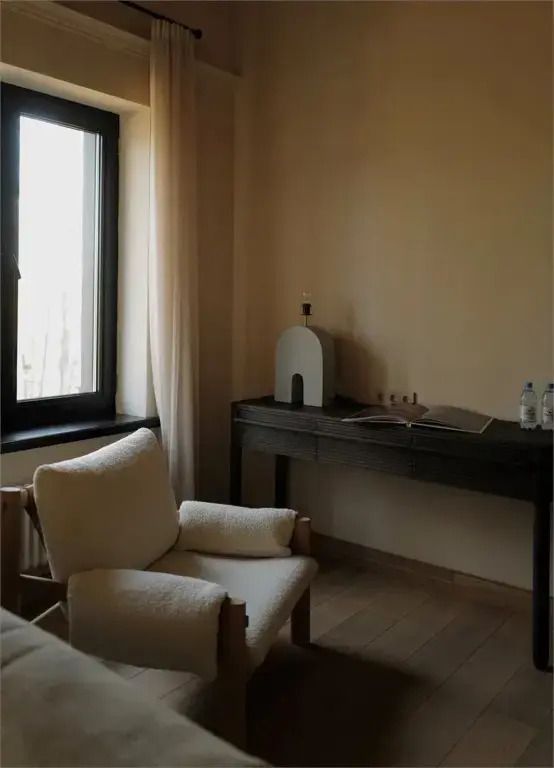 Leseecke mit elegantem Sessel und Schreibtisch im Zimmer
