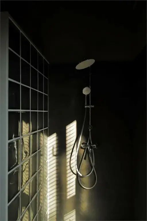 Moderne Dusche mit eleganten Fliesen und Duschkopf im Badezimmer