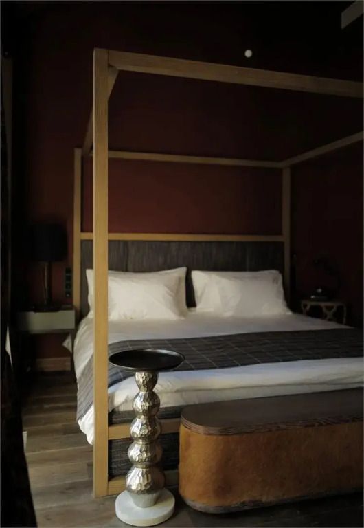 Komfortables Deluxe Cape Town Zimmer mit Himmelbett und stilvollem Dekor