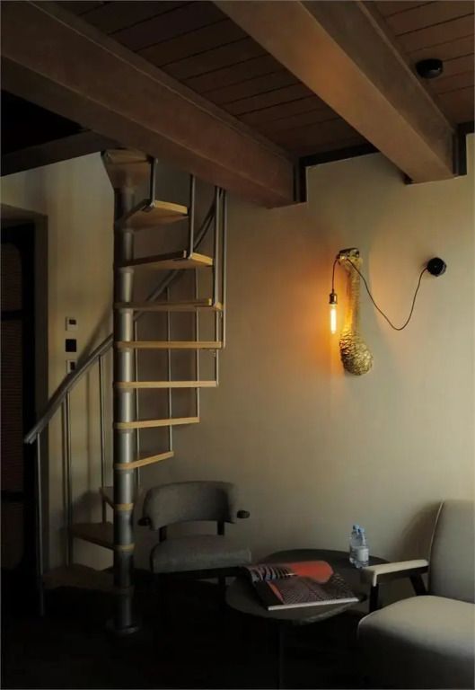 Spiralförmige Treppe und gemütliche Sitzecke im Deluxe Cape Town Zimmer