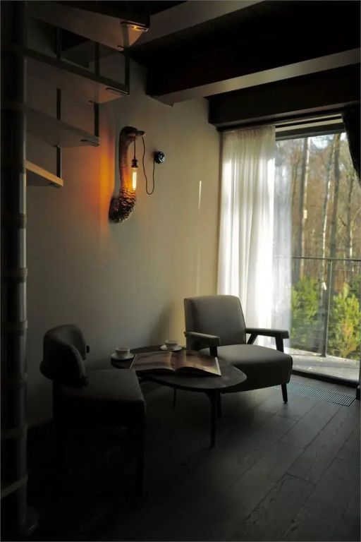 Sitzecke mit Blick auf den Wald im Deluxe Cape Town Zimmer