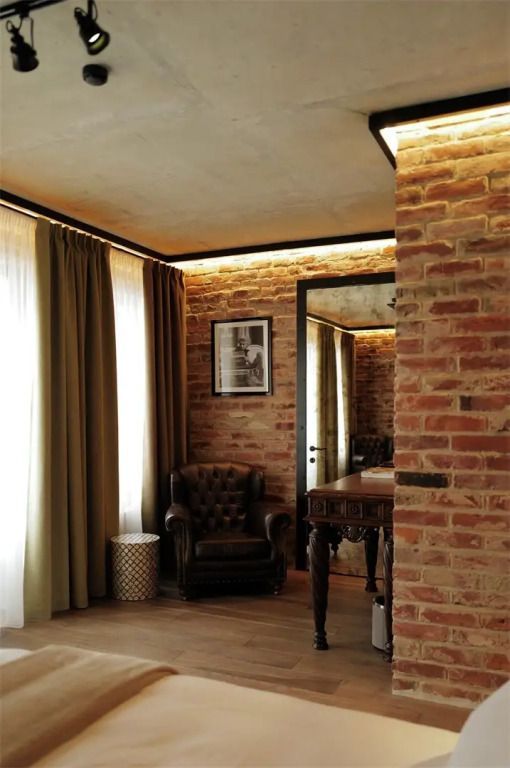 Sessel neben Fenster mit Vorhängen in einem stilvollen Raum