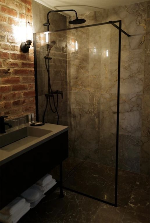 Elegante Dusche und Waschtisch in modernem Badezimmer