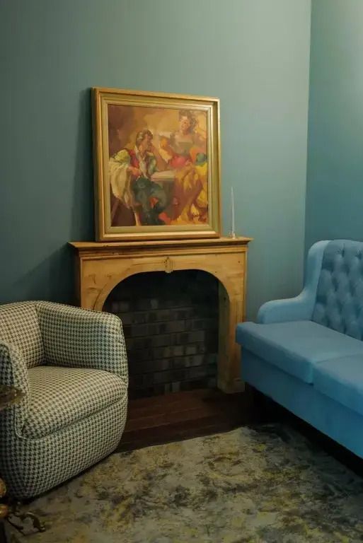 Gemütliche Sitzecke mit Kamin und blauer Polstermöbel