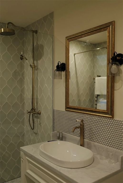 Luxuriöses Badezimmer mit Duschbereich und edlem Spiegel