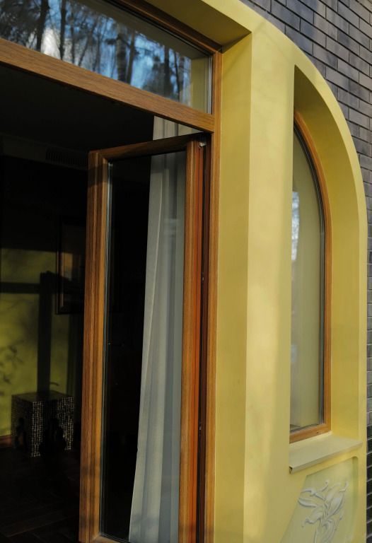 Großes Fenster in einem Hotelzimmer mit gelbem Rahmen